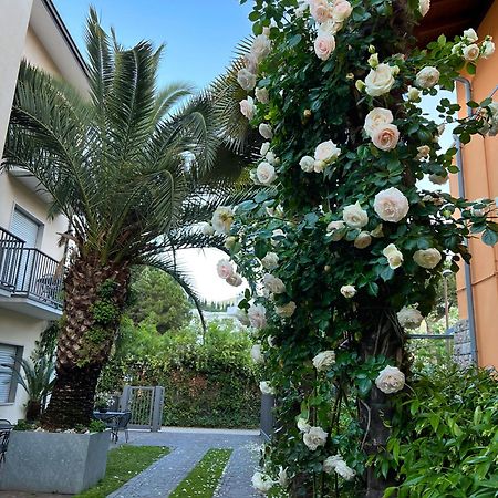 Villa Phoenix - Lake Apartments Riva del Garda Buitenkant foto
