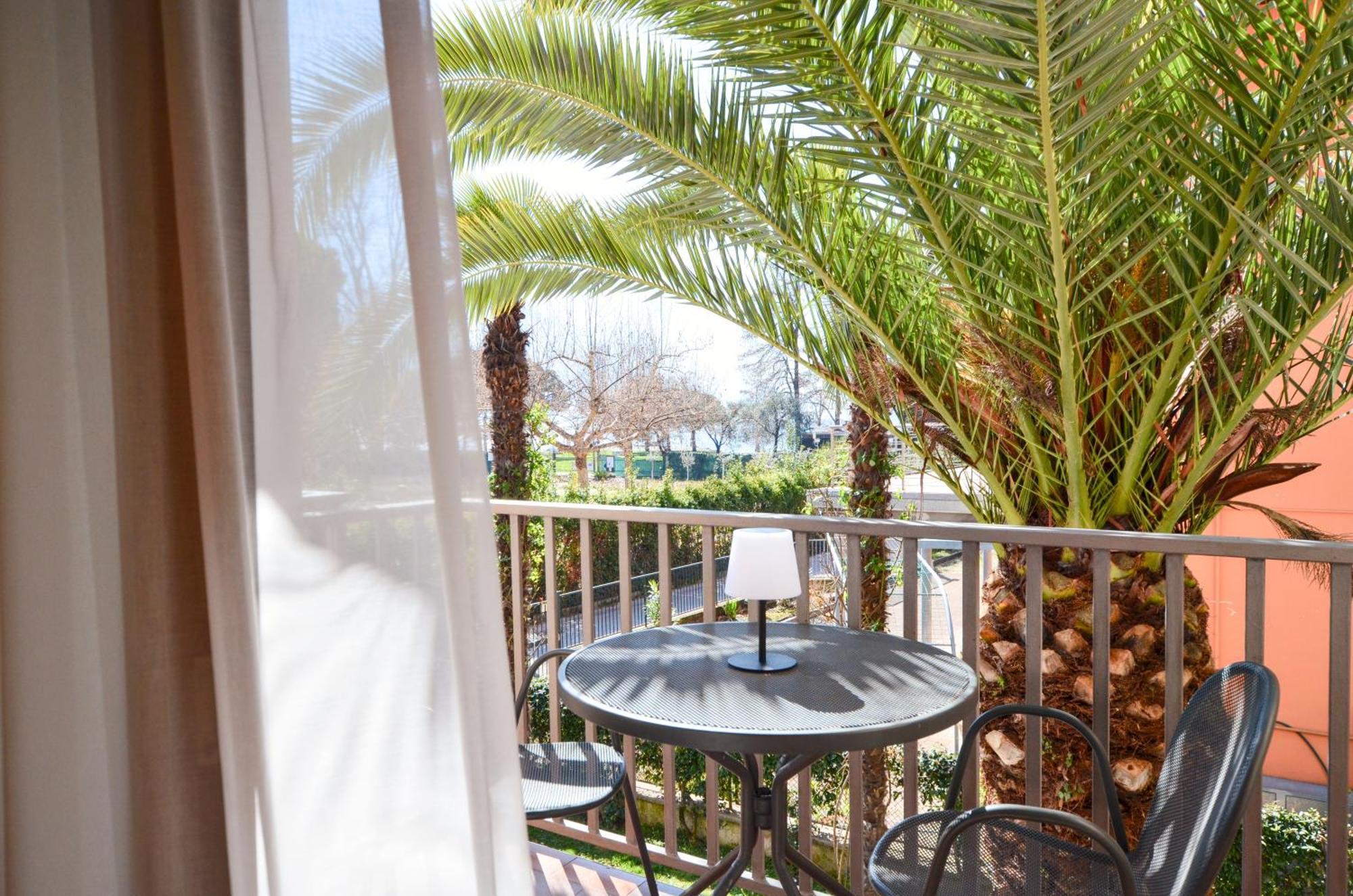 Villa Phoenix - Lake Apartments Riva del Garda Buitenkant foto