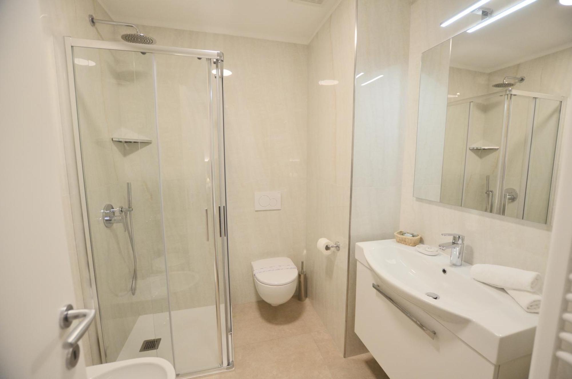 Villa Phoenix - Lake Apartments Riva del Garda Buitenkant foto