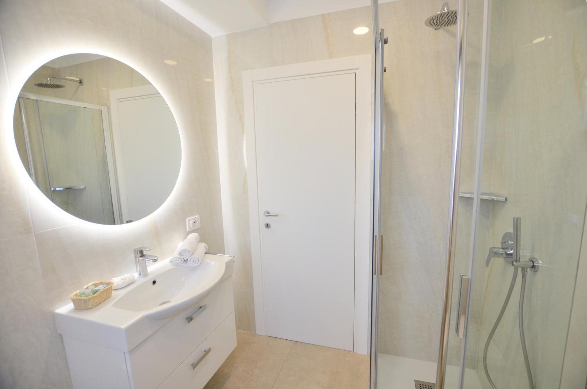 Villa Phoenix - Lake Apartments Riva del Garda Buitenkant foto