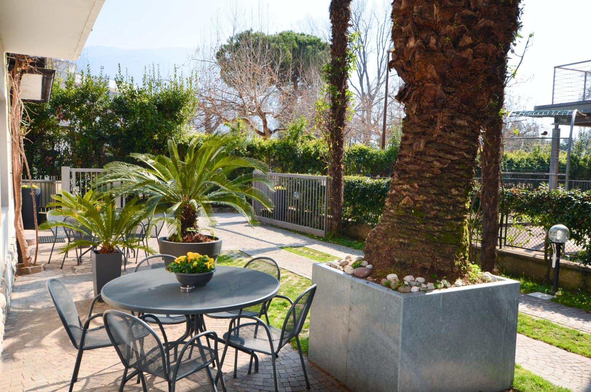 Villa Phoenix - Lake Apartments Riva del Garda Buitenkant foto