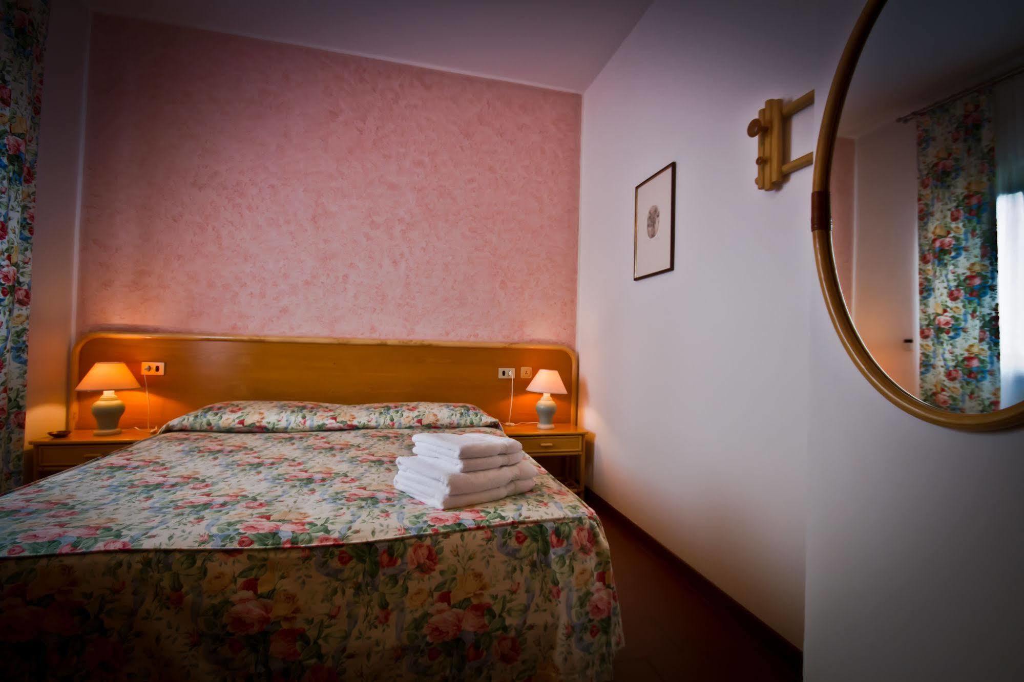 Villa Phoenix - Lake Apartments Riva del Garda Buitenkant foto