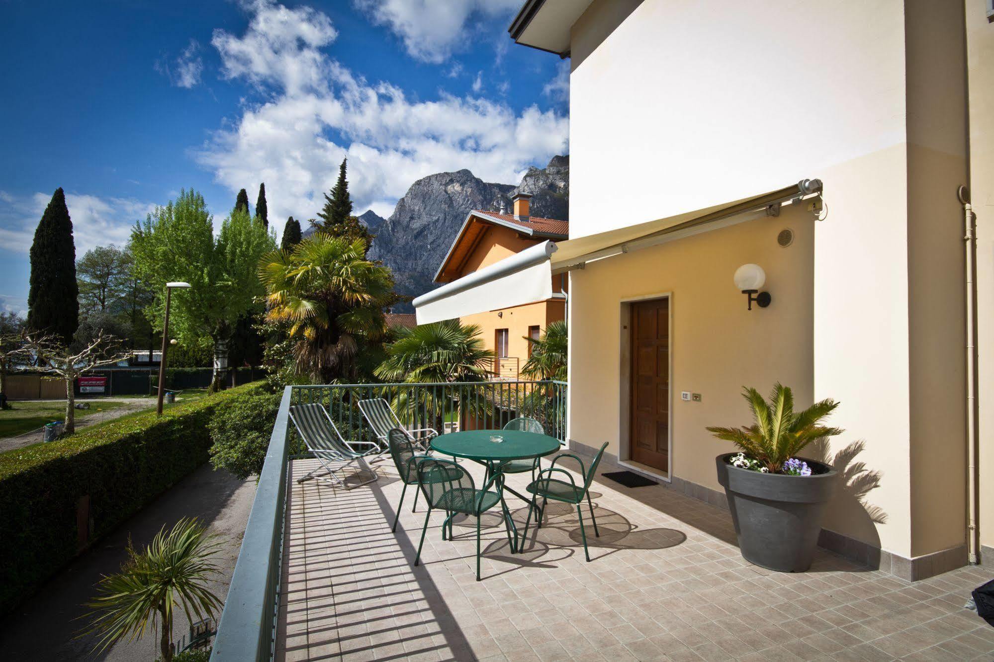 Villa Phoenix - Lake Apartments Riva del Garda Buitenkant foto