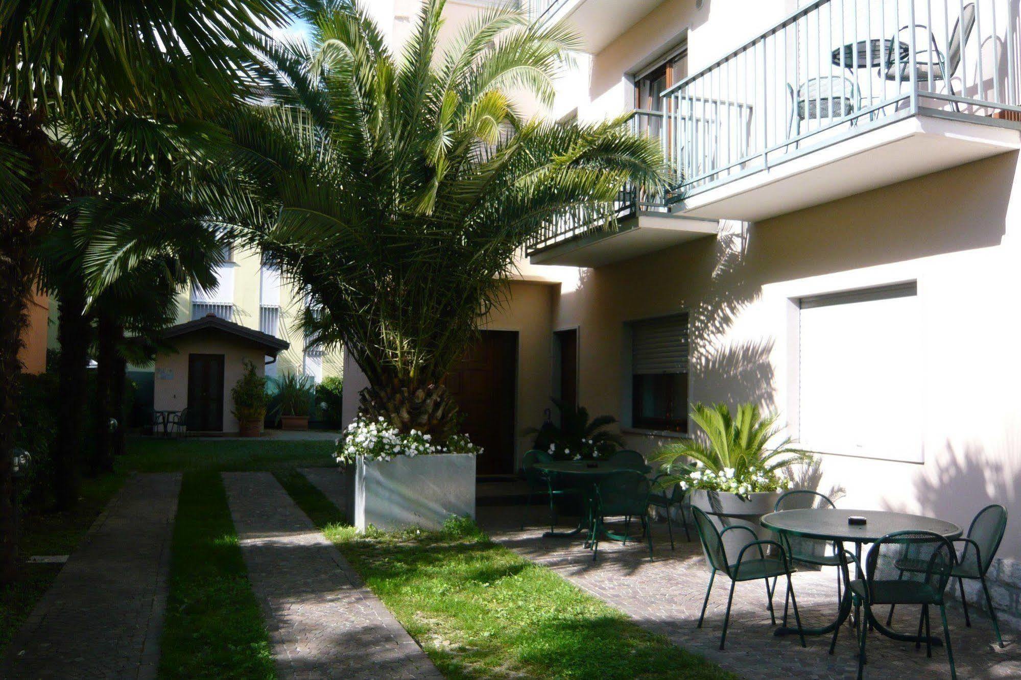 Villa Phoenix - Lake Apartments Riva del Garda Buitenkant foto