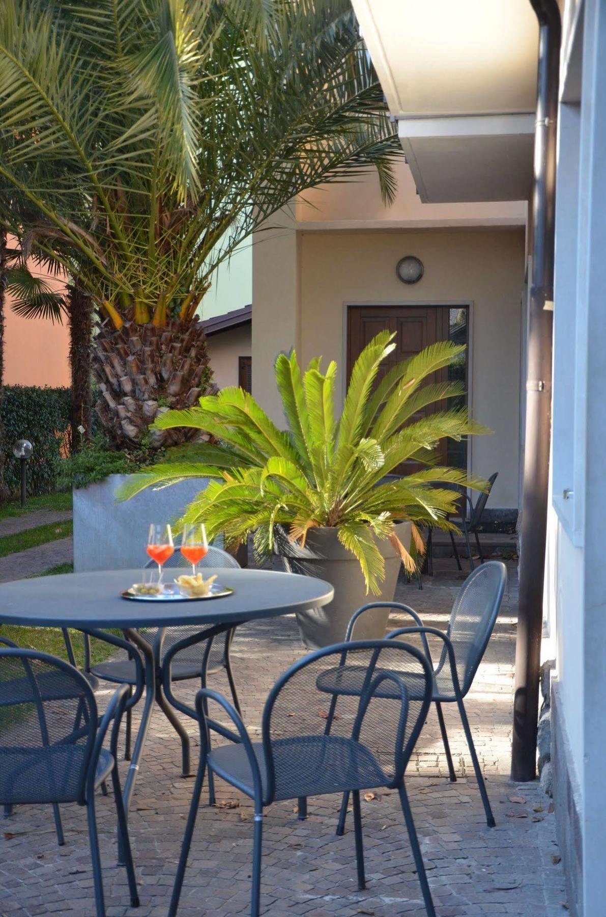 Villa Phoenix - Lake Apartments Riva del Garda Buitenkant foto
