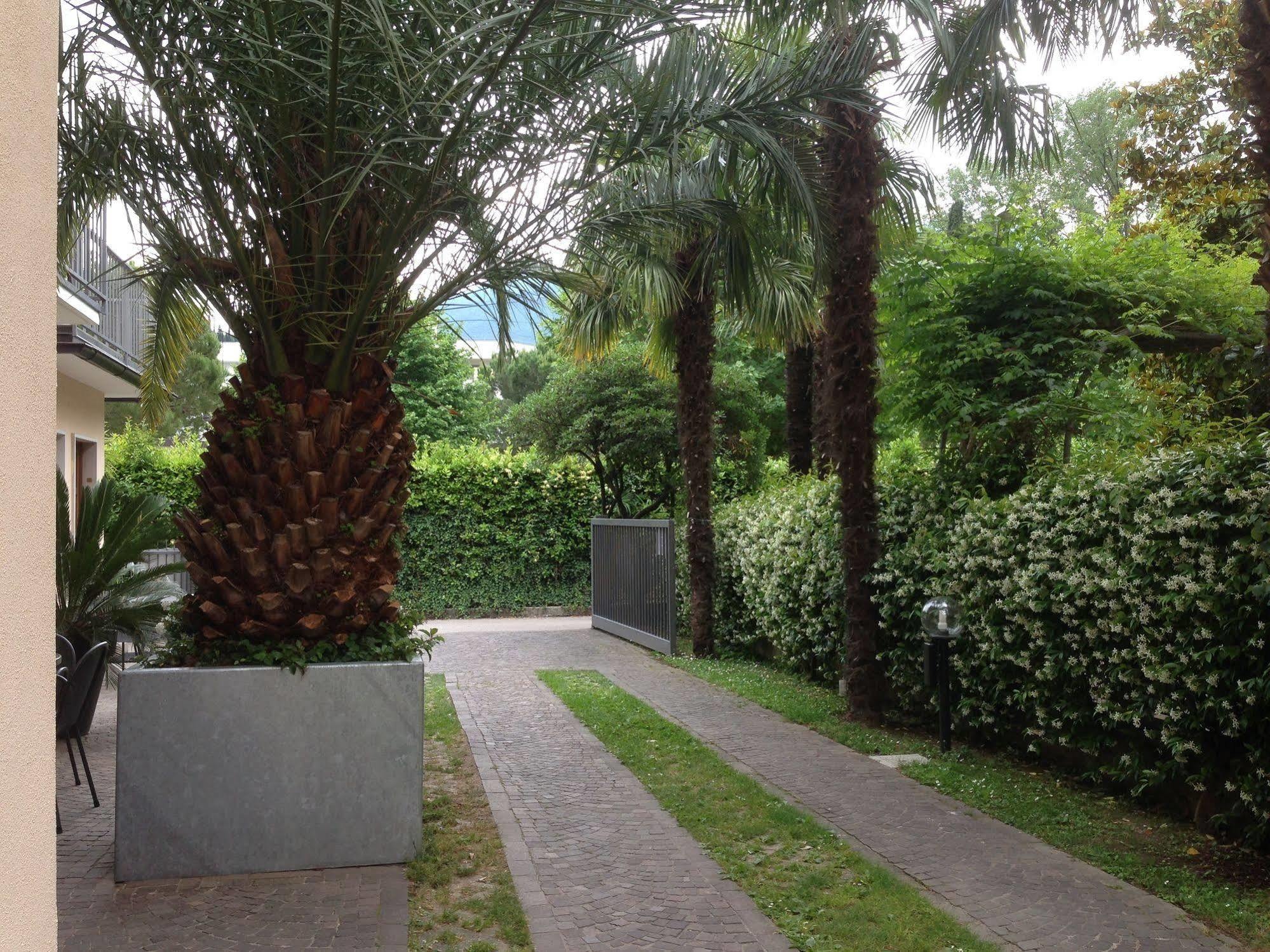 Villa Phoenix - Lake Apartments Riva del Garda Buitenkant foto